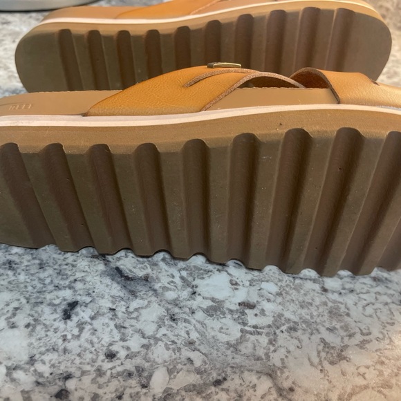 Reef Women's Brown Cross-Strap Sandals - Picture 6 of 7